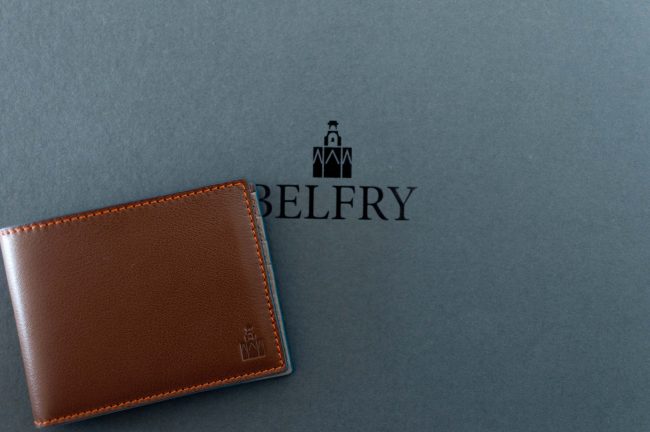 cartera y logo de BELFRY