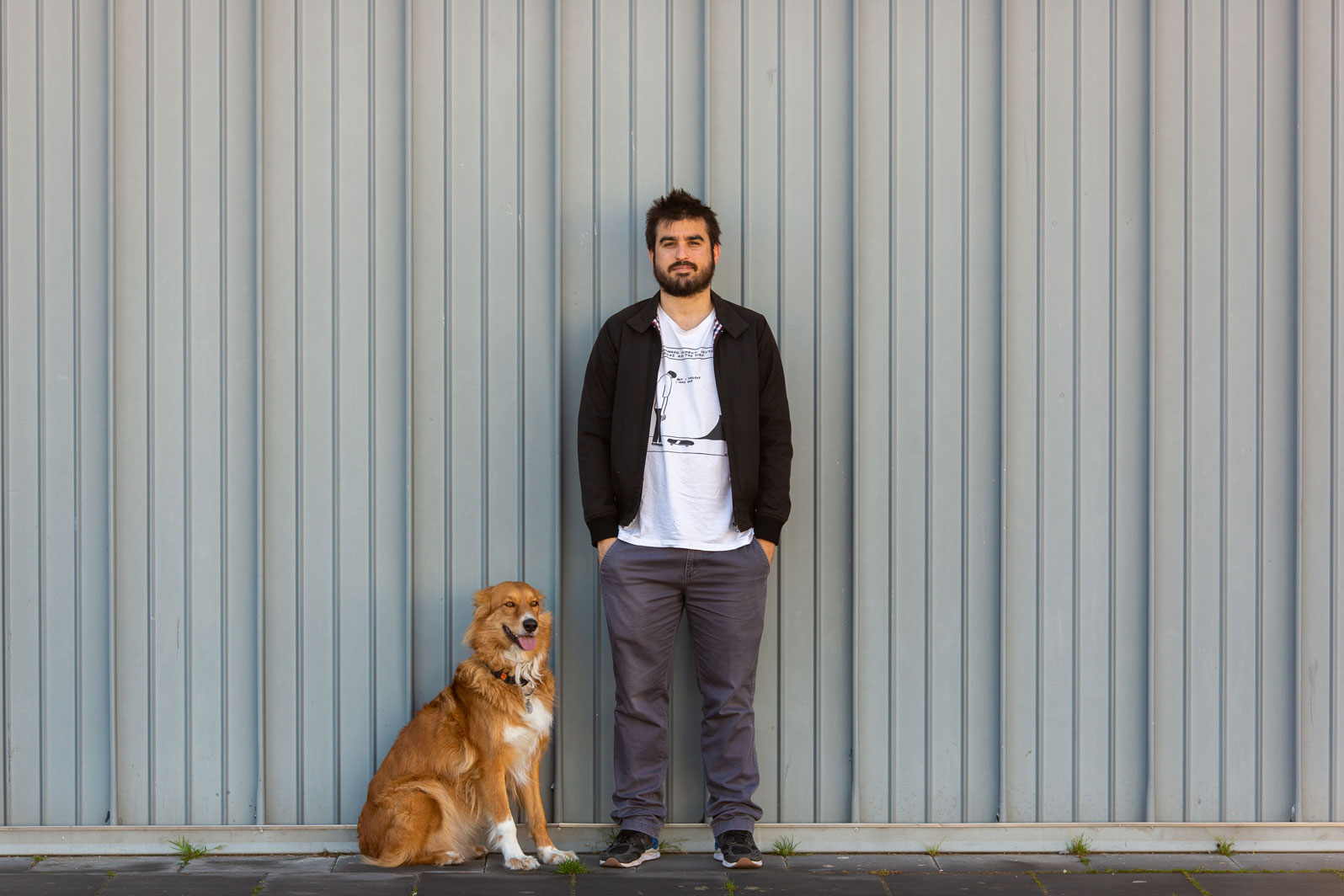 Migue con su perra Loza, que siempre le acompaña en su estudio. Foto: Óscar Garrido Migue con su perra Loza, que siempre le acompaña en su estudio. Foto: Óscar Garrido